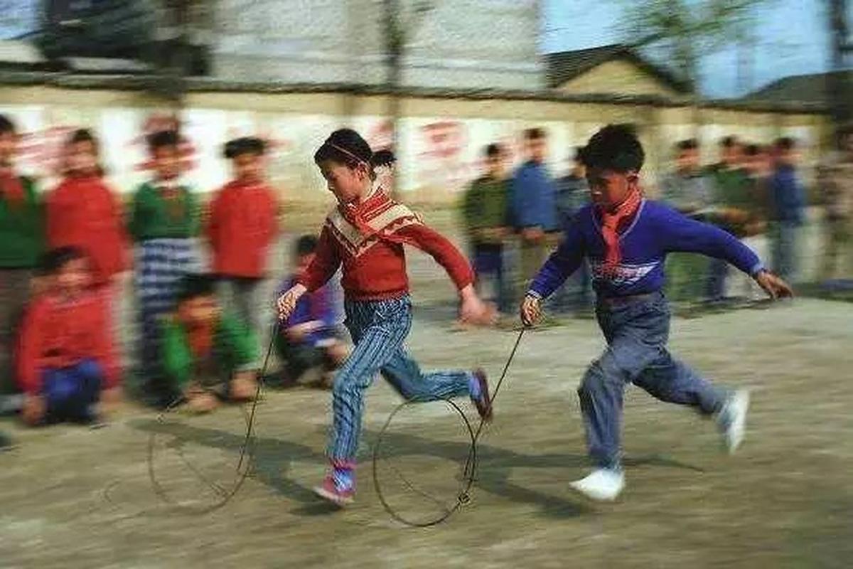滚铁环的游戏玩法