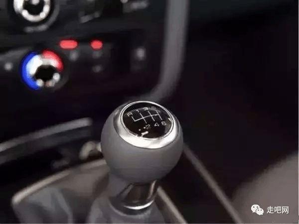 赛车手用哪一个脚踩刹车