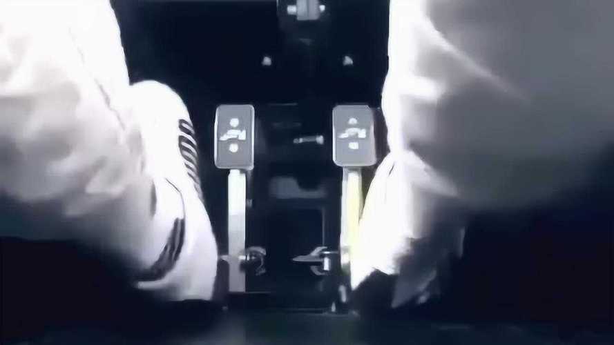 赛车手用哪个脚踩刹车?