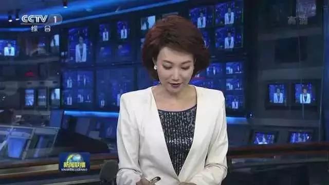 ...低头念稿10分钟,中途多次停顿,你知道她在看什么吗?