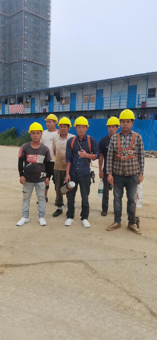 建筑工人们都是在哪找活的?