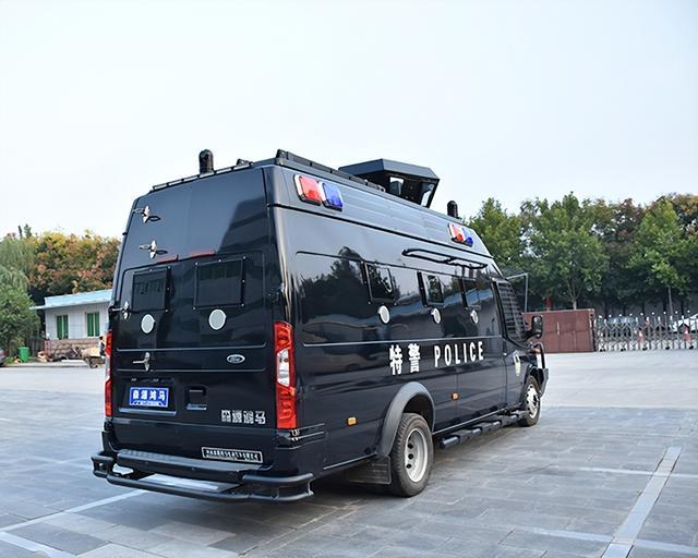 在边防在边防沙漠地带,巡逻车每天行驶200千米,每辆巡逻车可载供行驶1...