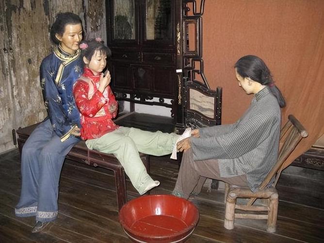 中国历史上女性裹小脚是从什么年代开始的?