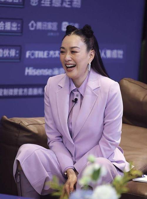 钟丽缇为了显嫩也是拼了,头顶上扎俩小丸子,感觉真挺有个性的