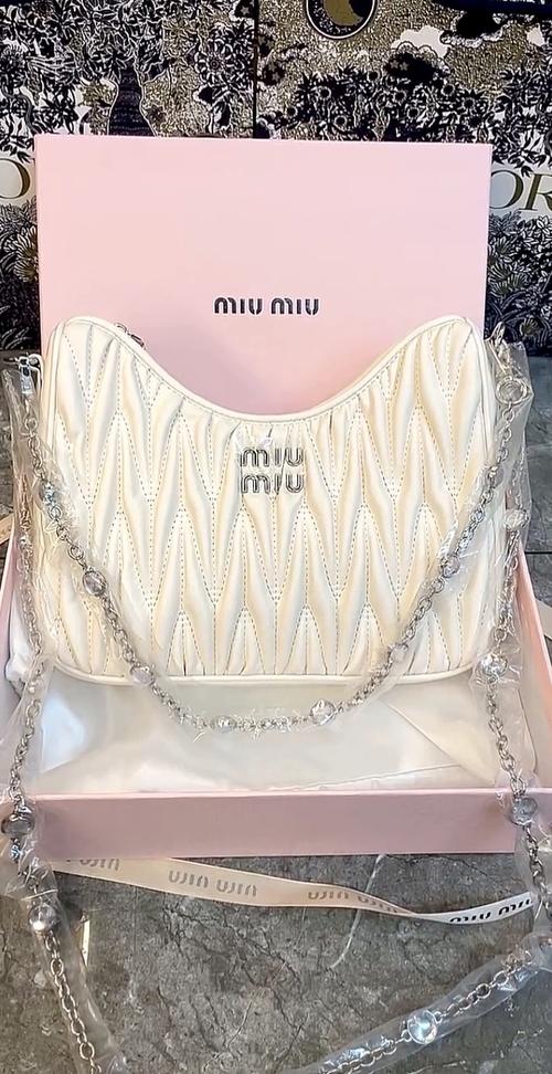 一线品牌里的miumiu女包有哪些经典款式?
