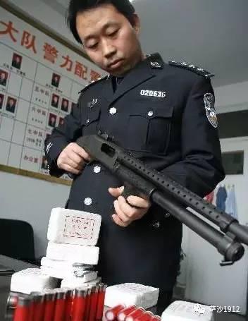 97-1式18.4mm防爆散弹枪的正确挎枪姿势